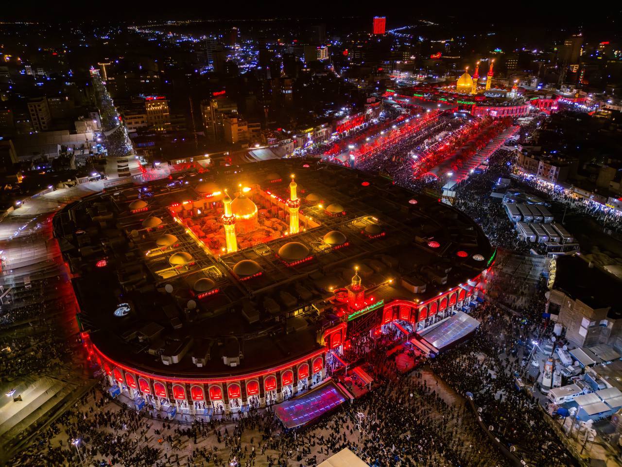 بالصور: مواكب العزاء تتوافد إلى مرقدَي الإمام الحسين وأبي الفضل العباس (ع) في كربلاء