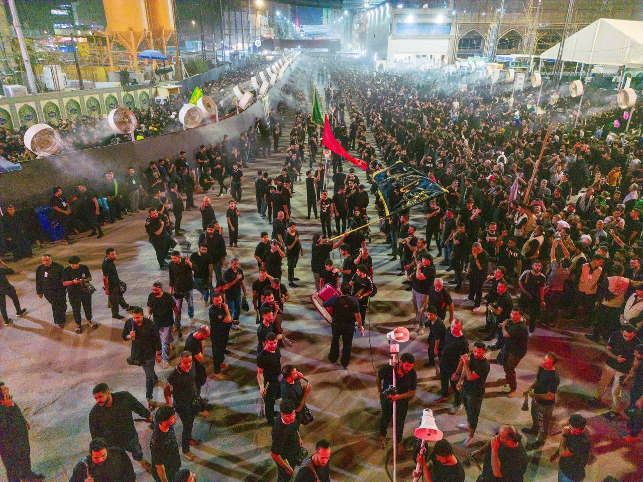بالصور: مواكب العزاء تتوافد إلى مرقدَي الإمام الحسين وأبي الفضل العباس (ع) في كربلاء
