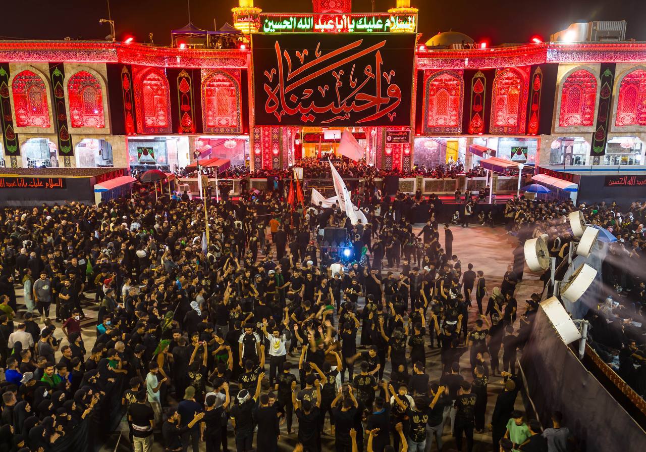 بالصور: مواكب العزاء تتوافد إلى مرقدَي الإمام الحسين وأبي الفضل العباس (ع) في كربلاء