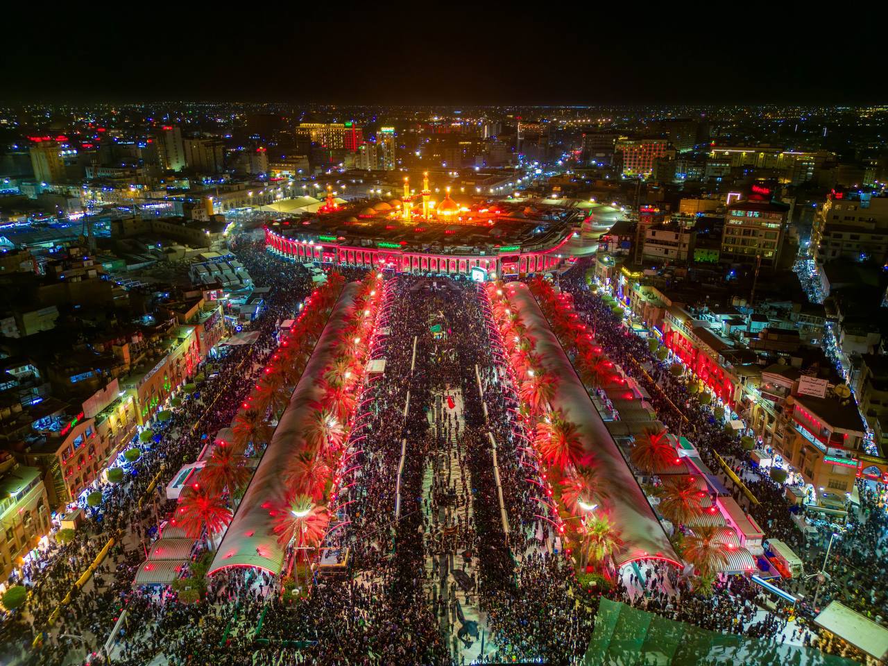 بالصور: مواكب العزاء تتوافد إلى مرقدَي الإمام الحسين وأبي الفضل العباس (ع) في كربلاء