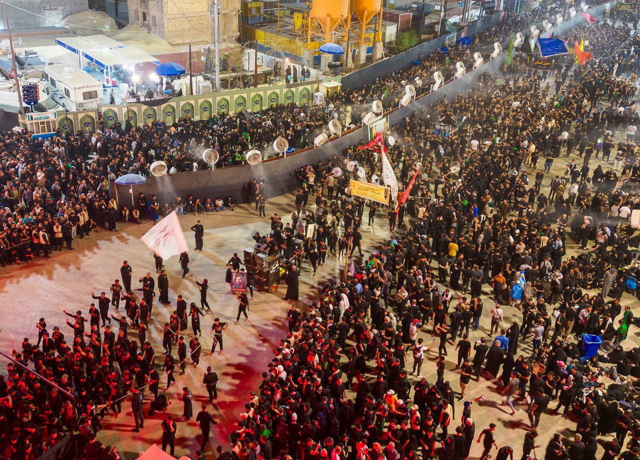 بالصور: مواكب العزاء تتوافد إلى مرقدَي الإمام الحسين وأبي الفضل العباس (ع) في كربلاء