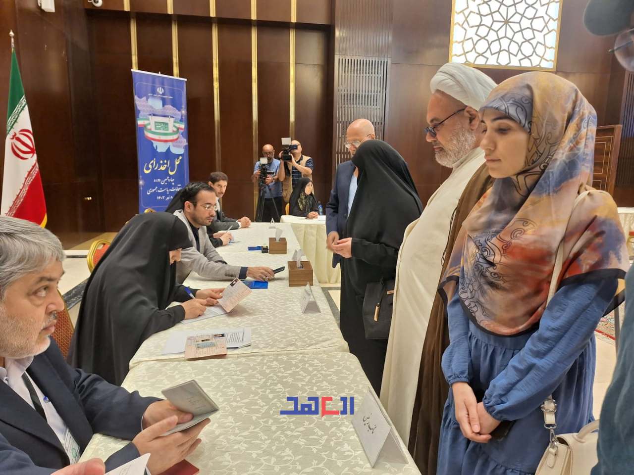 بالصور: السفارة الإيرانية تنظِّم الانتخابات للجالية الإيرانية في بيروت