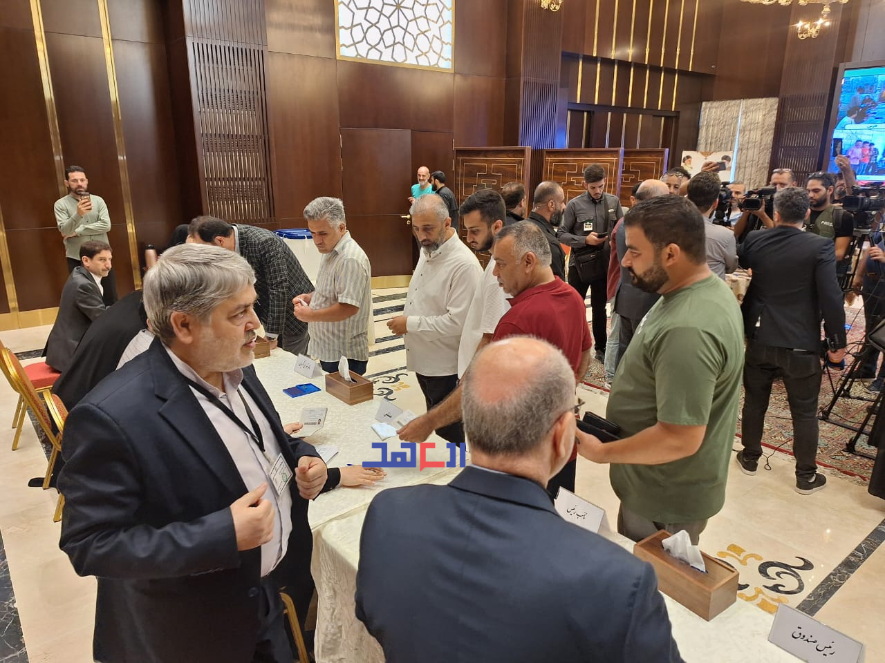 بالصور: السفارة الإيرانية تنظِّم الانتخابات للجالية الإيرانية في بيروت