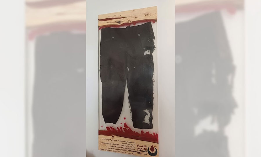 والدة الشهيد تعلق ثيابه على الحائط